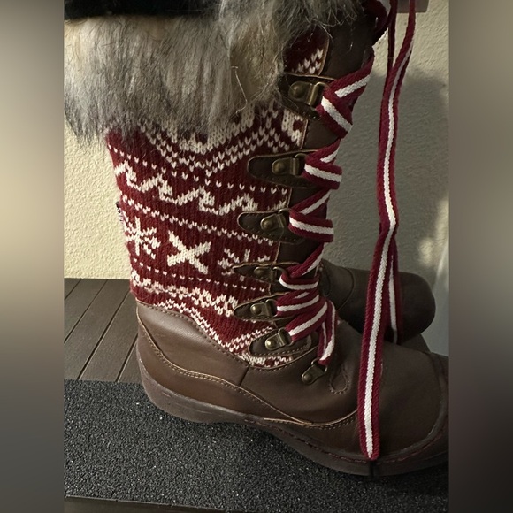 Like New Muk Luks Brown Red and White Snow Boots with Fur Lining Size 8 - Picture 5 of 8